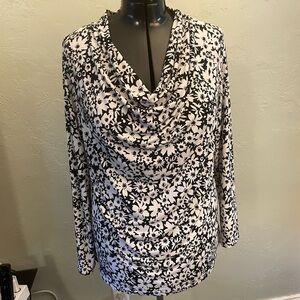 5/15🔥🔥🔥NYDJ Black and White Floral Blouse